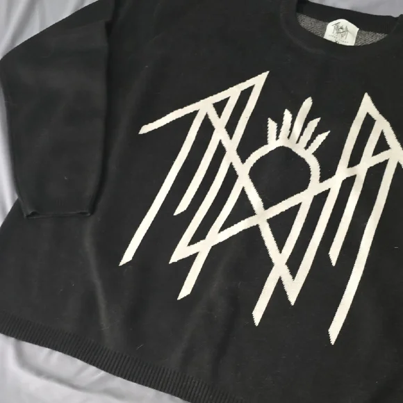 Black and White Graphic Sweater - Picture 3 of 6